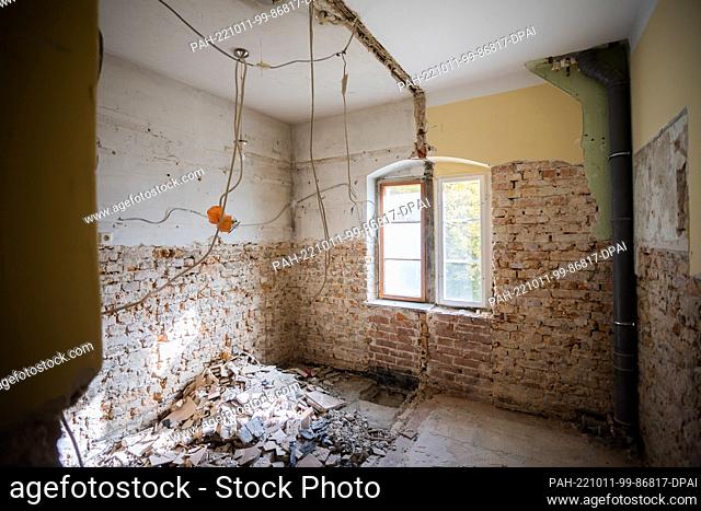 11 October 2022, Brandenburg, Potsdam: The bathroom of an apartment is seen during a press event for the redevelopment of the Small Palace in Park Babelsberg