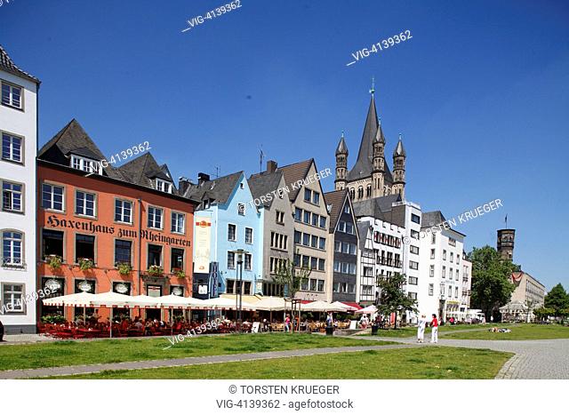 Koeln : Koelner Altstadthaueser am Rheinufer mit Kirche Gross Sankt Martin