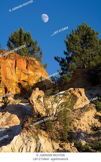 Colorado Provencal, rocks of ochre under a blue sky, Rustrel, Vaucluse, Provence, France