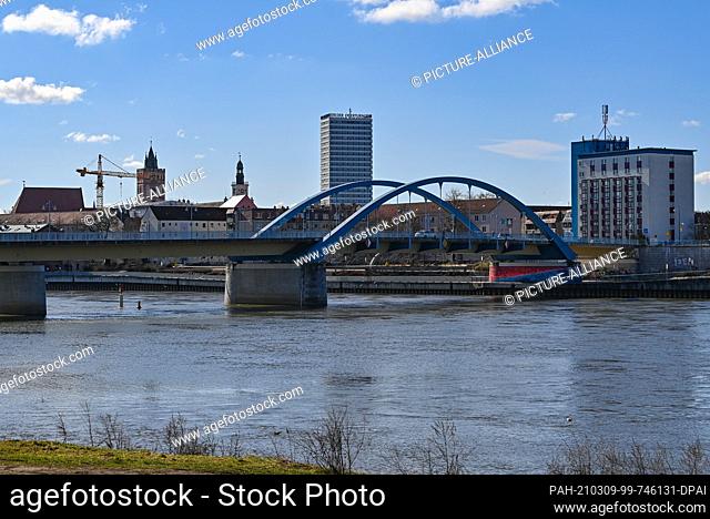 08 March 2021, Poland, Slubice: Panoramic view from the bank of the river Oder in Slubice in Poland to the border crossing Stadtbrücke between Poland and...