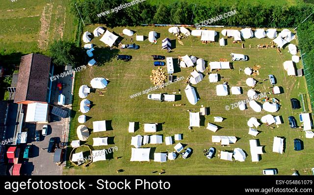 Luftaufnahme mit Drohne von einem Zeltlager und Marktstände bei einem Mittelalter Spektakel Aerial view of a tent camp and market stalls at a medieval spectacle