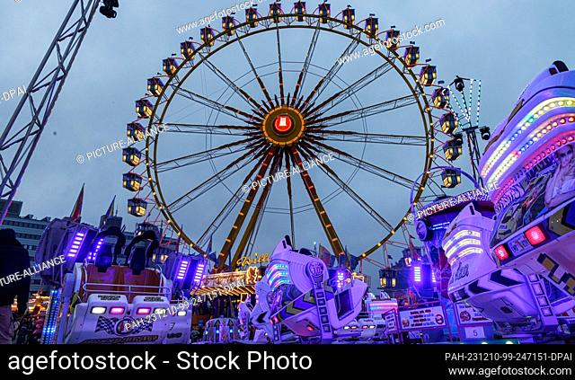 10 December 2023, Hamburg: The Ferris wheel on the cathedral turns on the last day of the festival. Photo: Markus Scholz/dpa