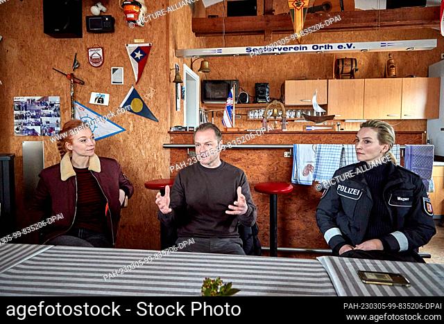 PRODUCTION - 03 March 2023, Schleswig-Holstein, Fehmarn: Hinnerk Schönemann (M), actor and director, and actresses Marleen Lohse (l) and Jana Klinge talk about...