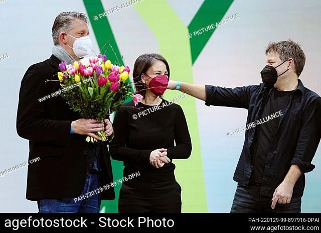 29 January 2022, Berlin: Marc Urbatsch (l), federal treasurer of Bündnis 90/Die Grünen, is seen off by Annalena Baerbock and Robert Habeck at the federal party...