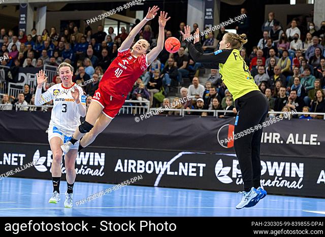 05 March 2023, Baden-Württemberg, Heidelberg: Handball, women: International match, Germany - Poland. Daria Michalak (M) from Poland throws a ball at the goal...