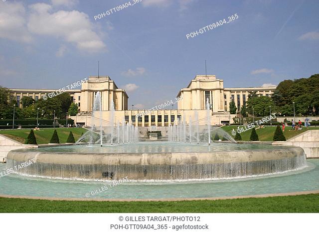 tourism, France, paris 16th arrondissement, jardins du trocadero and palais de chaillot, basin, water jets, cloudy sky Photo Gilles Targat