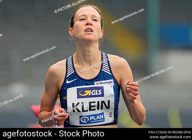 06 June 2021, Lower Saxony, Brunswick: Athletics: German Championship, 1500m, Women: Hanna Klein in action. Photo: Michael Kappeler/dpa