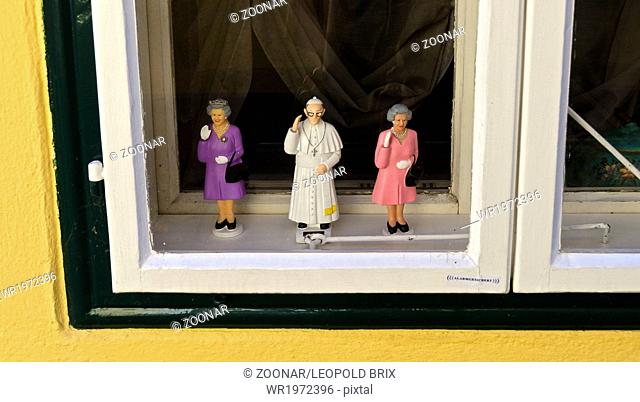 dolls of pope and english queens