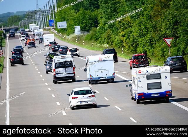29 May 2023, Schleswig-Holstein, Hamberge: Motorhomes and cars drive on the A1 freeway at the Lübeck interchange. For the Whitsun weekend