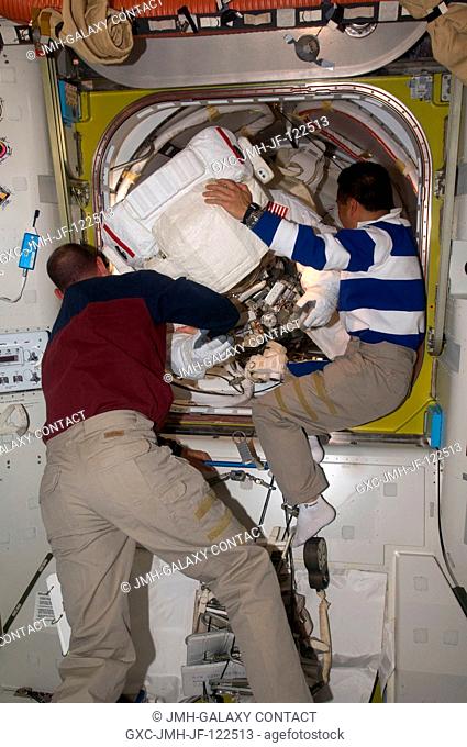 Astronaut Tony Antonelli (left), STS-119 pilot; and Japan Aerospace Exploration Agency (JAXA) astronaut Koichi Wakata, Expedition 18 flight engineer