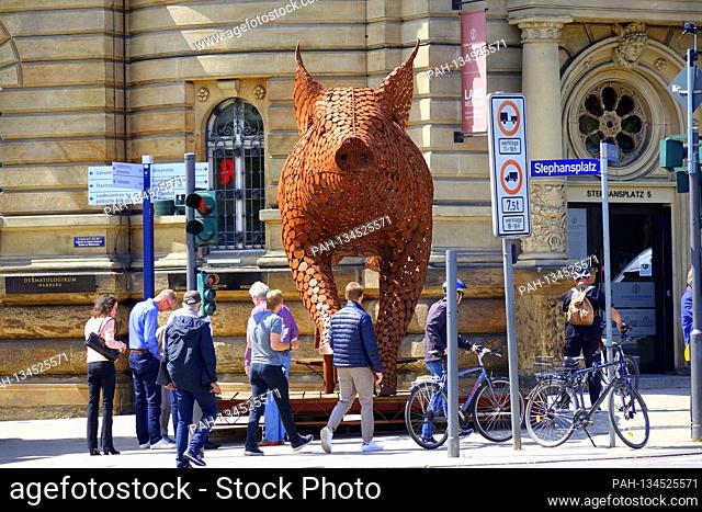 To see Ode to the Pig in Hamburg - a leap into freedom, ”is how the Dutch artist Jantien Mook describes her five-meter-high and seven-meter-long sculpture of a...