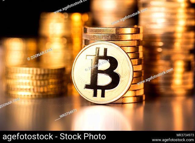 Bitcoin mit Münzenstapeln im Hintergrund