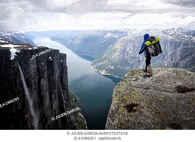 Norway, Rogaland, Lysefjord, Kjerag (Kiragg), hiker watching the fjord 1000m below, Model Released