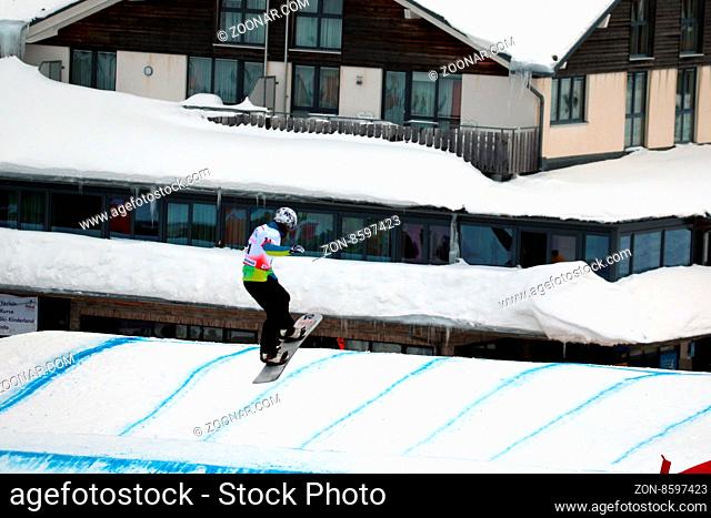 Optische Täuschung: Keine Angst, dieser Snowboarder springt nicht in die Wohnungen dieses Hauses am Seebuck beim FIS Weltcup Snowboard SBX 2016 Feldberg