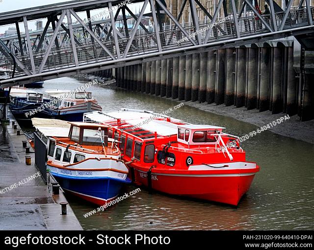 20 October 2023, Hamburg: Sandbanks (r) and Elbe bottom can be seen at low tide at the Landungsbrücken in the port. Shipping is restricted on the Elbe and in...