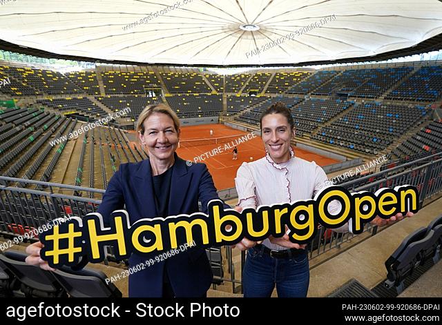 02 June 2023, Hamburg: Andrea Petkovic, former professional tennis player and tournament ambassador, and Tournament Director Sandra Reichel hold up the...