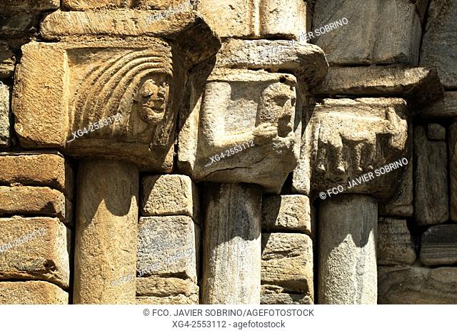 Portada de la iglesia románica de Sant Lliser - Alós d'Isil - Alt Aneu - Pallars SobirÃ  - Lleida - Cataluña - España - Europa
