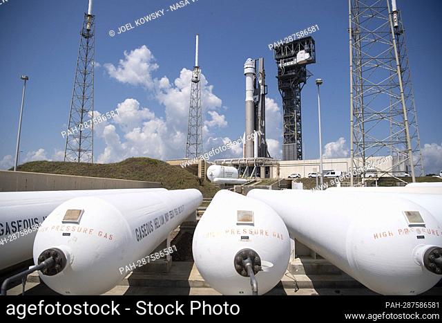 A United Launch Alliance Atlas V rocket with BoeingÕs CST-100 Starliner spacecraft aboard is seen after being rolled out of the Vertical Integration Facility to...