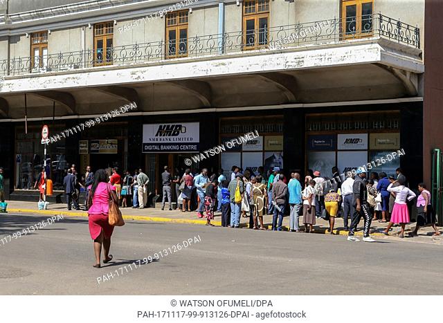 Account holders waiting to withraw cash in front of a NMB bank branch in Harare, Zimbabwe, 11 October 2017. Photo: Watson Ofumeli/dpa