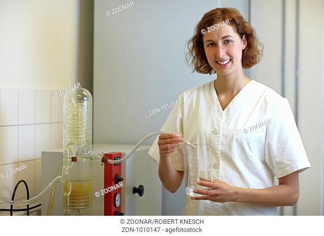 Apothekerin destilliert Flüssigkeiten im Labor