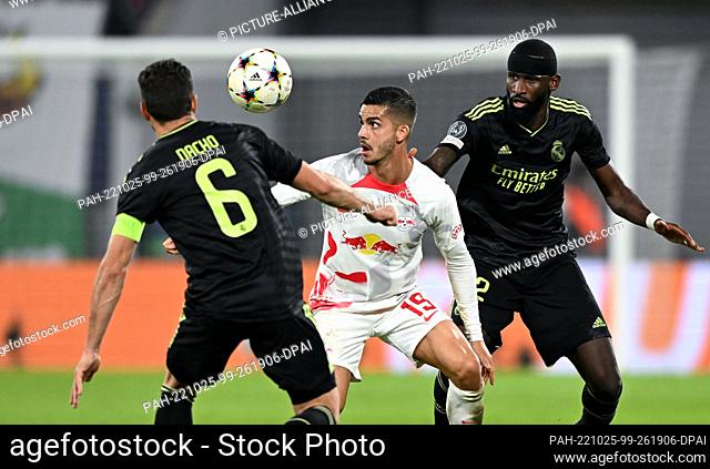 25 October 2022, Saxony, Leipzig: Soccer: Champions League, Group stage, Group F, Matchday 5 RB Leipzig - Real Madrid. Leipzig's Andre Silva (M) and Madrid's...