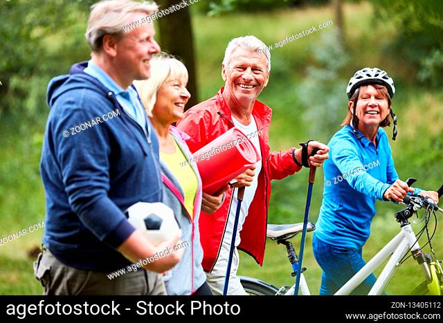 Vitale Senioren als Freunde in ihrer Freizeit machen gemeinsam Sport