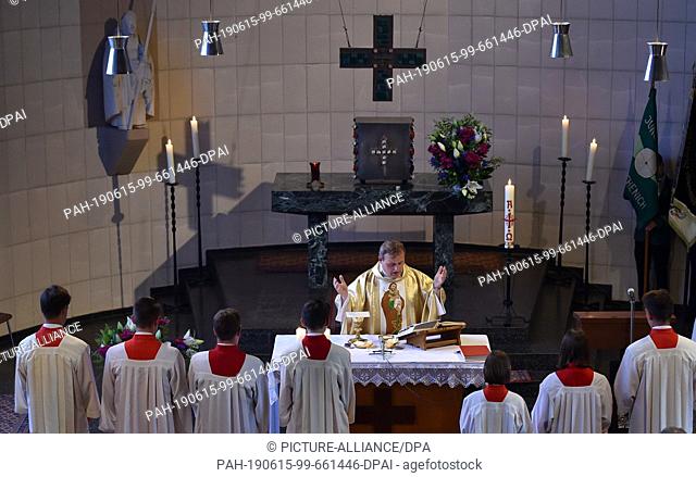 15 June 2019, North Rhine-Westphalia, Merzenich-Morschenich: Pastor Andreas Galbierz prays during the divine service to the dedication of the St