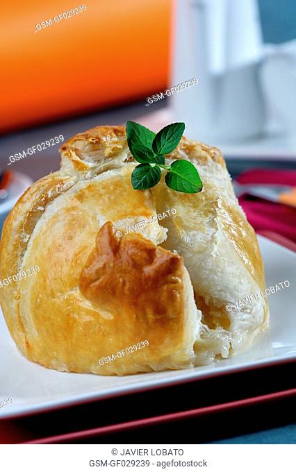 Apples filled with cream and wrapped with puff pastry