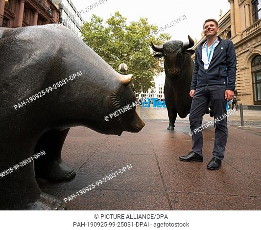 25 September 2019, Hessen: Oliver Steil, Chairman of the Board of Teamviewer, stands in front of the stock exchange between Bulle and Bär