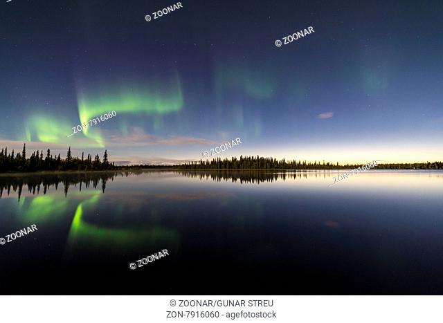 Nordlicht (Aurora borealis) spiegelt sich in einem See, Sjaunja Naturreservat, Welterbe Laponia, Norrbotten, Lappland, Schweden, August 2015