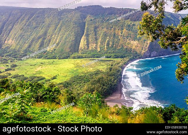 Stunning view from Waipio Valley Lookout, Big Island, Hawaii: Waipio Valley is popular for hiking in the beautiful nature