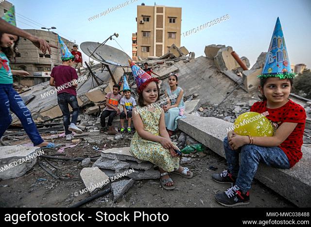 Gaza City. 26th May 2021. Raed Sobeih holds a birthday celebration for Muhammad's daughter, amongst the rubble of his house