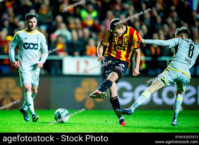 Mechelen's Lion Lauberbach and Standard's Isaac Price fight for the ball during a soccer match between KV Mechelen and Standard de Liege Wednesday 20 December...