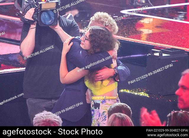 28 October 2022, Berlin: Tammo Förster hugs Sophie Frei during the semi-final of the casting show ""The Voice of Germany"" 2022 in the studio Berlin Adlershof...