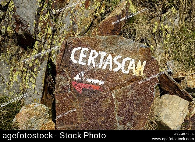 GR indicator sign towards Certascan (Alt Pirineu Natural Park, Catalonia, Spain, Pyrenees)