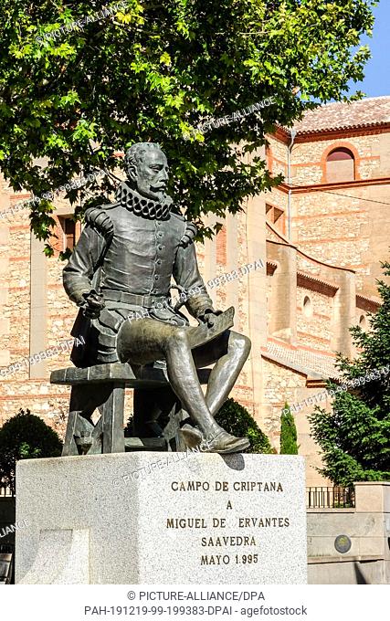 29 September 2019, Spain, Campo De Criptana: A sculpture by the poet Miguel de Cervantes stands as a monument in the centre of the city