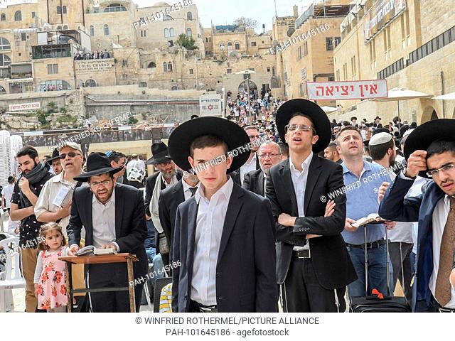 Jews gathering and praying at the Western Wall inside the Old City in Jerusalem., April 3, 2018 | usage worldwide. - Jerusalem/Israel