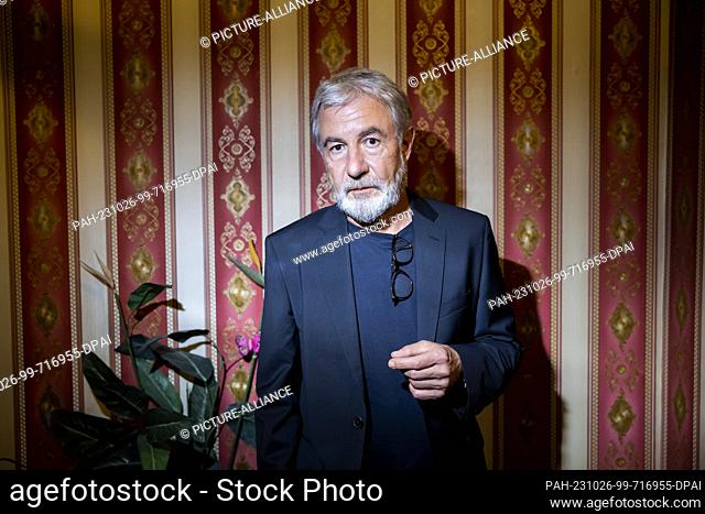 26 October 2023, Berlin: Elmar Giglinger, a management consultant, stands in the dressing room of the Festsaal Kreuzberg before the premiere reading of ""MTViva...