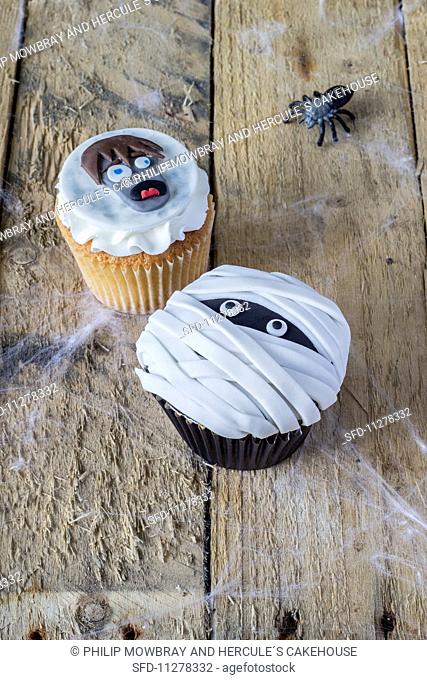 Two cupcakes (Frankenstein and a Mummy) for Halloween