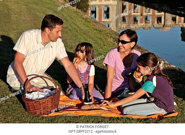 PICNIC WITH THE FAMILY IN FRONT OF THE RUINS OF THE CHATEAU DE LA FERTE-VIDAME, EURE-ET-LOIR, FRANCE