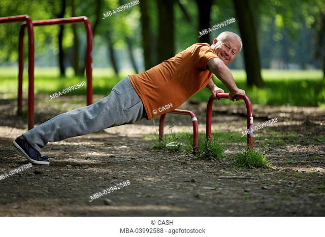 older person (female), sport, outdoor gym, training tool, pushup