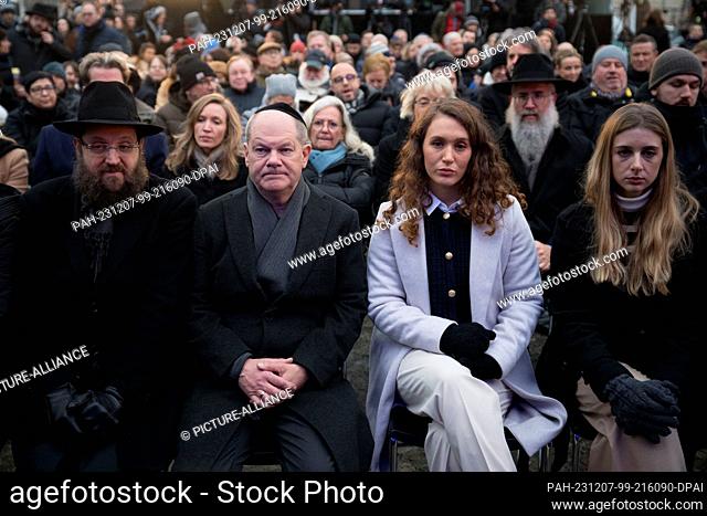 07 December 2023, Berlin: Rabbi Yehuda Teichta (l-r), Chairman of the Jewish Education Center Chabad Lubavitch Berlin, Federal Chancellor Olaf Scholz (SPD)