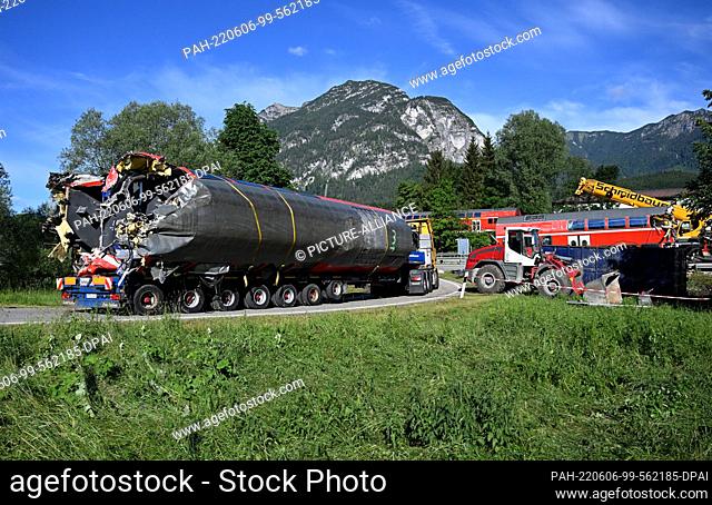 dpatop - 06 June 2022, Bavaria, Garmisch-Partenkirchen: A section of a wagon that has been cut apart is transported on the main road