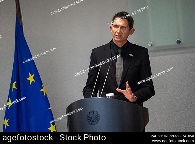 20 October 2021, Berlin: Michael Teuber, German paracyclist, speaks at a tribute to Bundeswehr athletes who participated in the 2021 Tokyo Olympics and...