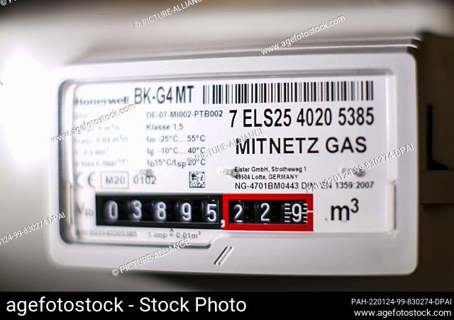 SYMBOL - 24 January 2022, Saxony, Leipzig: A gas meter hangs in the basement of a single-family home. The German government has reformed the law to prevent...