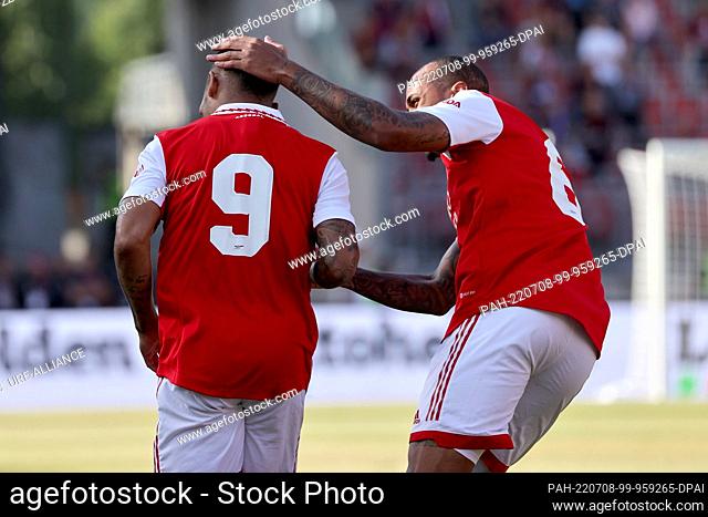 08 July 2022, Nuremberg: Soccer: Test matches, 1. FC Nürnberg - FC Arsenal at Max Morlock Stadium. Arsenal's Gabriel Jesus (l) celebrates with his colleague...