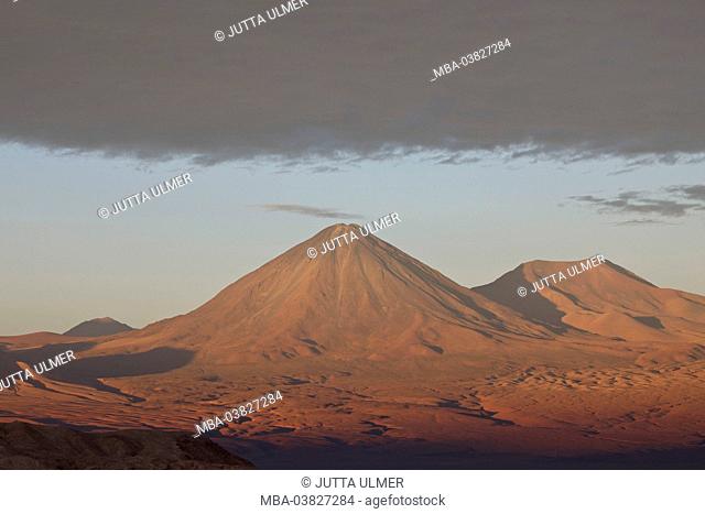 Chile, Valle de la Luna, volcano Licancabur, clouds, sunset