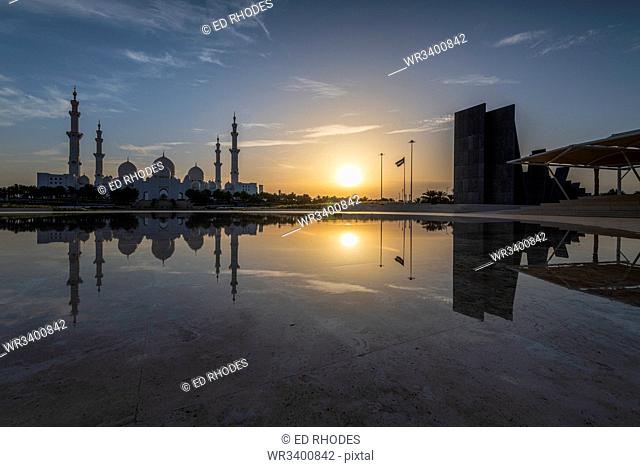 Sheikh Zayed Grand Mosque at sunset, Abu Dhabi, United Arab Emirates, Middle East