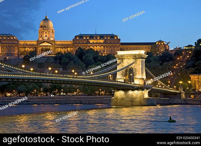 Beleuchtetes Budapest