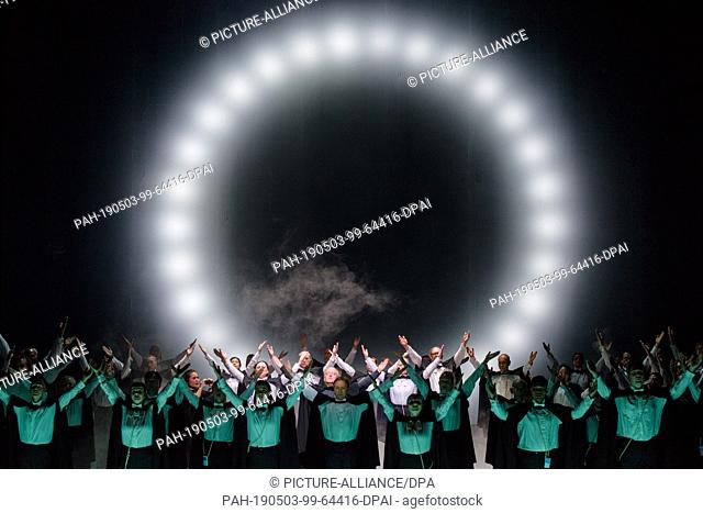 02 May 2019, Thuringia, Weimar: Soloists and the choir rehearse a scene of the opera ""The Circle"" based on the novel of the same name by Dave Eggers at the...